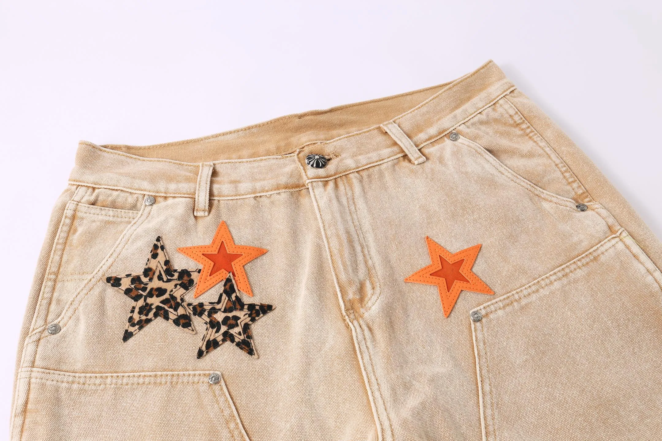 p310 Style number: H886 Crow Heart & 𝐂𝐡𝐫𝐨𝐦𝐞 𝐇𝐞𝐚𝐫𝐭 ss25 new Fontainebleau limited workwear logging pants leopard print orange star patchwork couple style loose jeans. Styles with different washed textures are very friendly to people with thin legs. The slightly flared version perfectly modifies the leg shape. The timeless and moderate length makes it easy to match and match. It is the basis for various styles and is a must-have in your wardrobe! The fabric is stiff but also makes the upper body soft without losing texture. The washing process is even more perfect. It is a must-have item for everyone! ! ! Washed wheat, tag, pants label, three labels complete Color: Khaki Size: 28-30-32-34-36